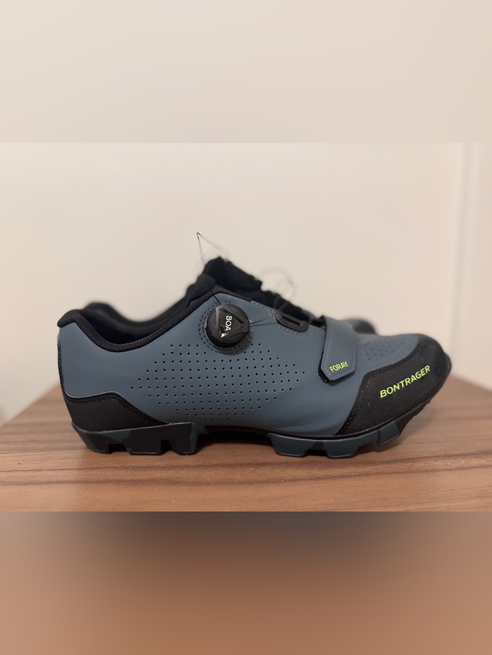 Bontrager Cycling Shoe with BOA Closure in Slate Blue with clips
